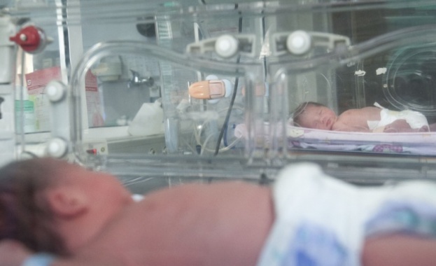 Акушерката удряла 7-дневното бебе, защото то е плачело и я изнервяло 