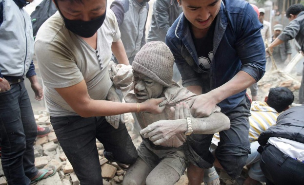 Броят на загиналите след земетресението в Непал превишава 1400 души (обновена)
