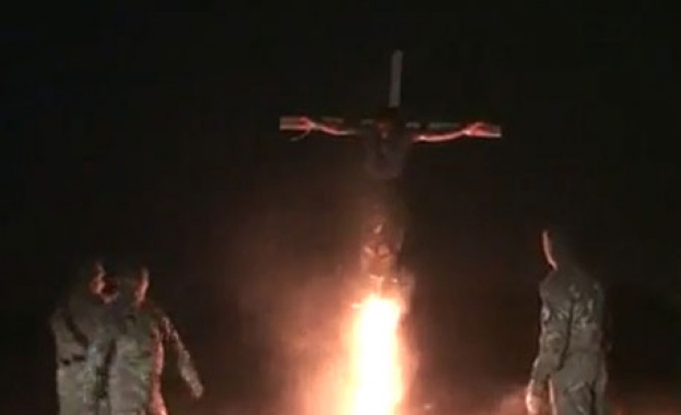 Шок: Украински военни разпънаха на кръст опълченец (видео 21+)