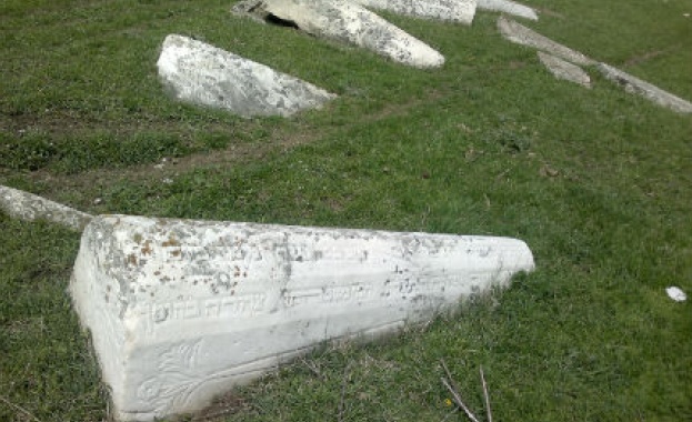 Средновековен еврейски некропол край Карнобат става атракция