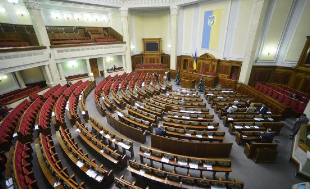 Бавят заплатите на украинските депутати