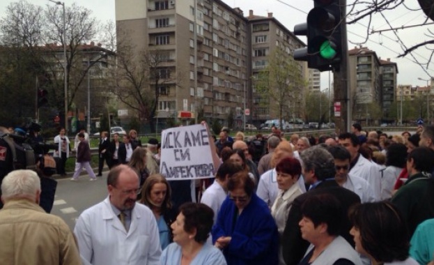 Четвърти ден на протести срещу уволнението на директора на "Св. Иван Рилски"