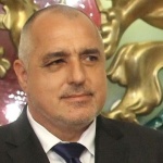 Човек да не се снима с магнолии и да не го удари топка в окото