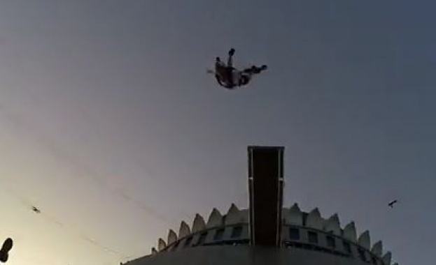 558 души скочиха от най-високата жилищна сграда в света /видео/