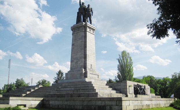 Обезопасяването на Паметника на Съветската армия включва изграждането на ограда