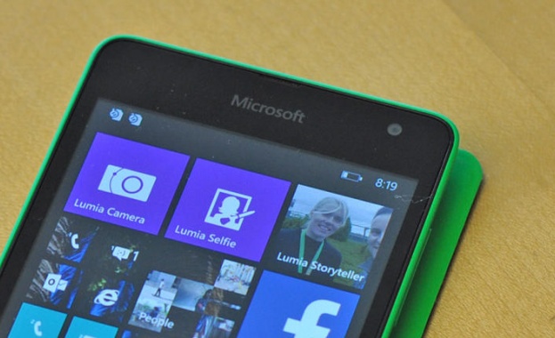 Microsoft пуска два флагмански смартфона