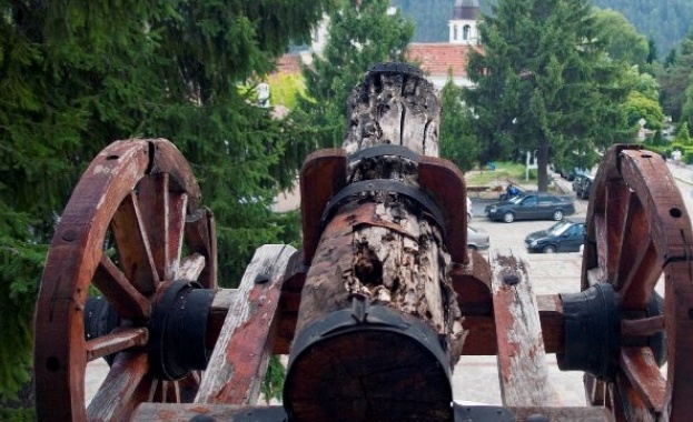 Синоним няма. А робство има ли?