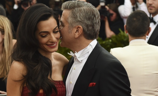 Клуни и Амал възхитителни на The Met Gala 2015 Red Carpet