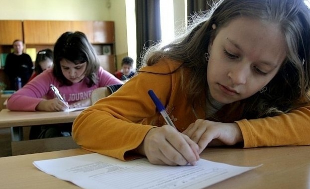 МОН обмисля принцип на уседналост за прием в I клас в София