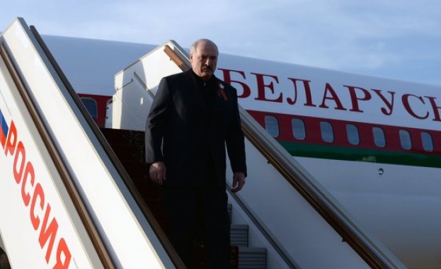 Лукашенко пристигна в Москва с Георгиевска лента на ревера
