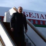 Лукашенко пристигна в Москва с Георгиевска лента на ревера