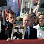 Путин с портрет на баща си-фронтовак се присъедини към шествието „Безсмъртният полк“