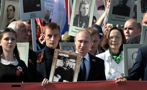Путин с портрет на баща си-фронтовак се присъедини към шествието „Безсмъртният полк“
