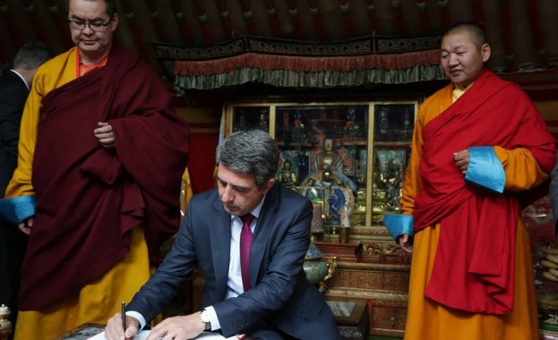 Росен Плевнелиев пред будистки монаси: Съжалявам, че Далай Лама още не е посетил България