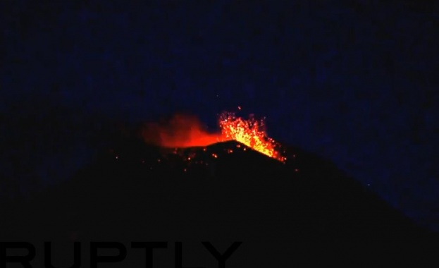 Вулканът Етна изригва