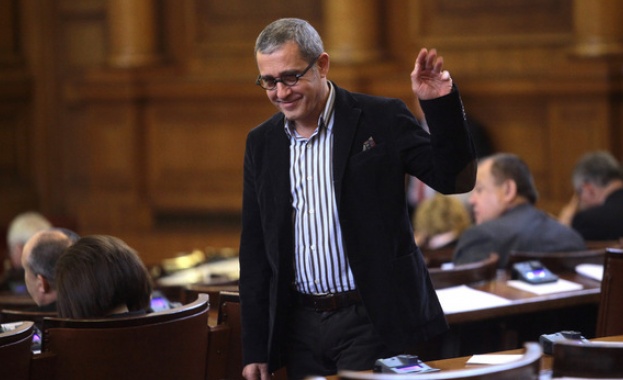 Проблемът на г-н Цонев са очилата, пък истинската му драма е, че той се пише православен и тежко религиозен 