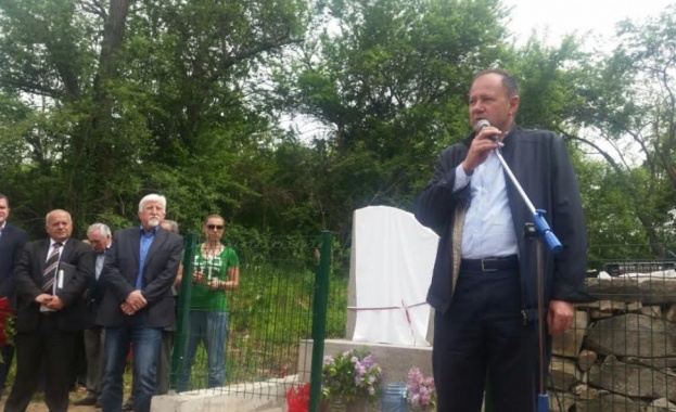 Миков откри паметна плоча на партизанския командир Денчо Знеполски 