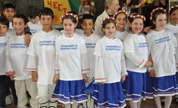 „Сдружение Азбукари“ и 66 СОУ подариха незабравим "Цветен празник" на децата