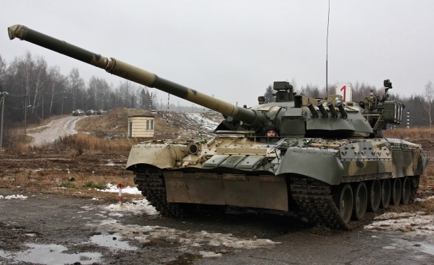 Стоманен валс на танкове Т-80 (видео)