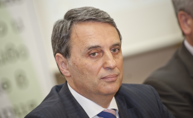 Проф. Пламен Моллов: Здравето на хората е по-важно от всеки бизнес