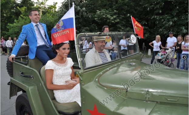 Балът на Езиковата: Стил, феерия и руски военен джип