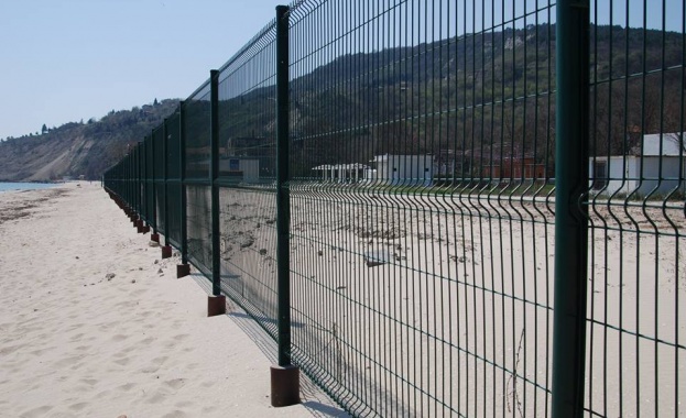 Оградата на плажа в Кранево се достроява 