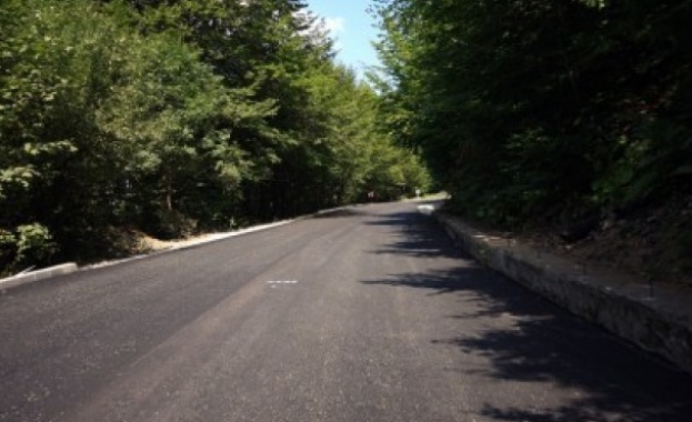 Път за милиони, водещ за никъде, вече се руши