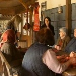 Баби учат младите туристи да си готвят