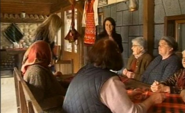 Баби учат младите туристи да си готвят