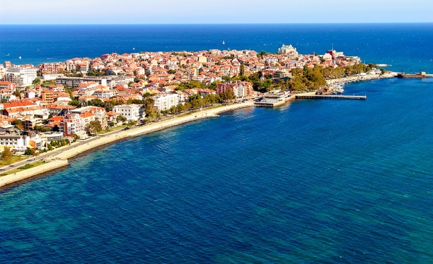 Бургас посрещна годината с редица затворени търговски обекти които се