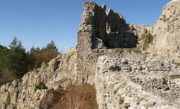 Откриха сезона на Момчилова крепост