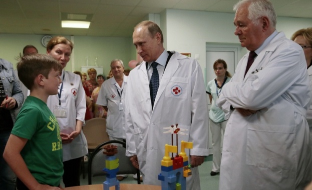 Путин посети детска клиника, където разговаря с деца, ранени в Донбас