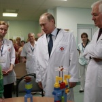 Путин посети детска клиника, където разговаря с деца, ранени в Донбас