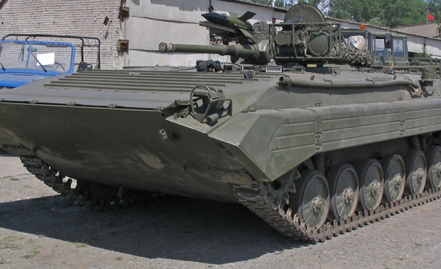 България продава на Украйна бронемашини под предлог - спасителна техника