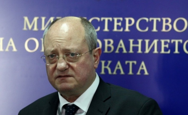 Проф. Танев си извоюва мястото на министъра-шут и отчая обществото