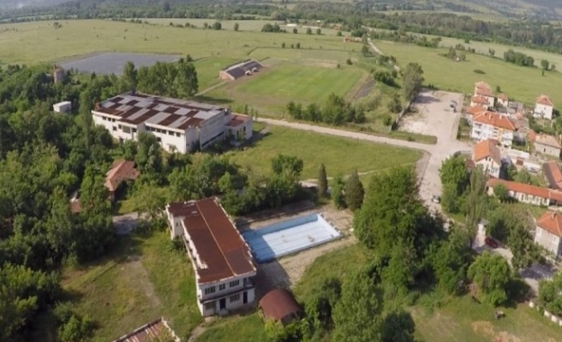 Басейн, хотел и стадион в Баня - "заключени" след съмнителна сделка