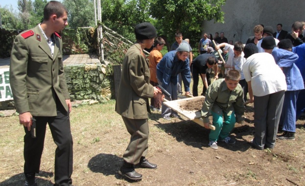От пионери партизанчета до скаути концлагеристчета