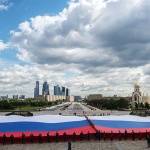 На Поклонная гора в Москва разгърнаха най-голямото руско знаме