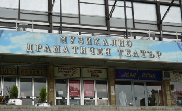 Театърът във Велико Търново затъна с над 200 000 лв.