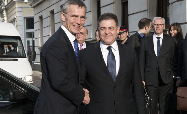 Хибридният министър