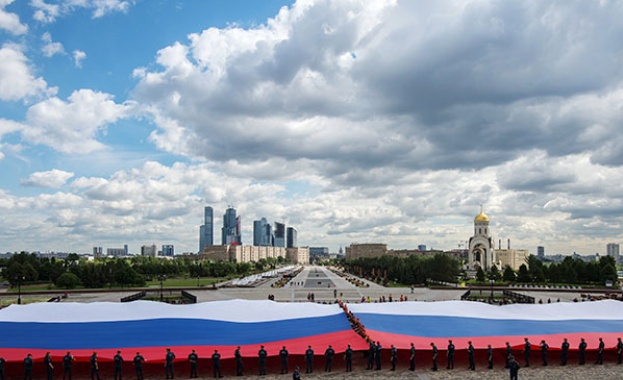 На Поклонная гора в Москва разгърнаха най-голямото руско знаме