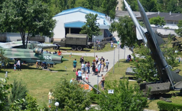 Непоказвани знамена и ден на отворени врати за 6 септември в НВИМ