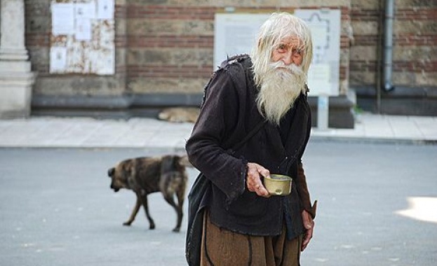 Ученици от професионалната гимназия по каменообработване в село Кунино изработват