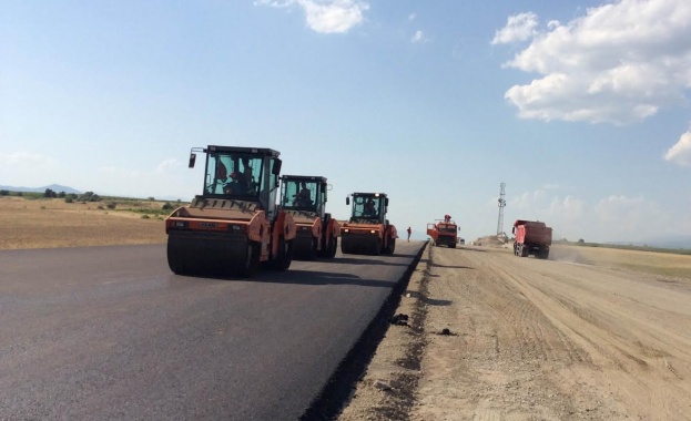 Подписан е договорът за ремонта на участък от път II-59 Момчилград - Крумовград - Ивайловград 