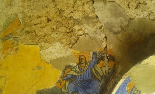 Мулдавски манастир "Св. Петка", построен през XIV век, се руши