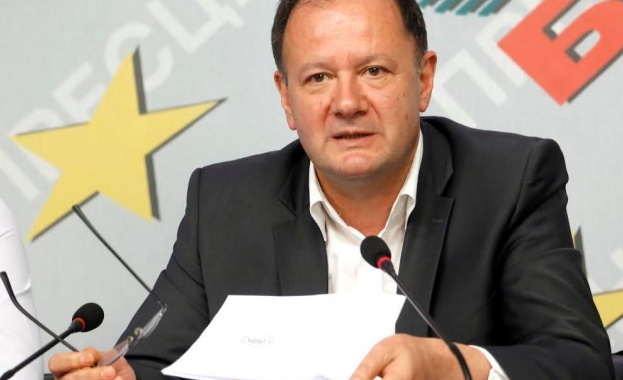 Единственият смисъл от писмото на Искров е да не го бие Менда Стоянова