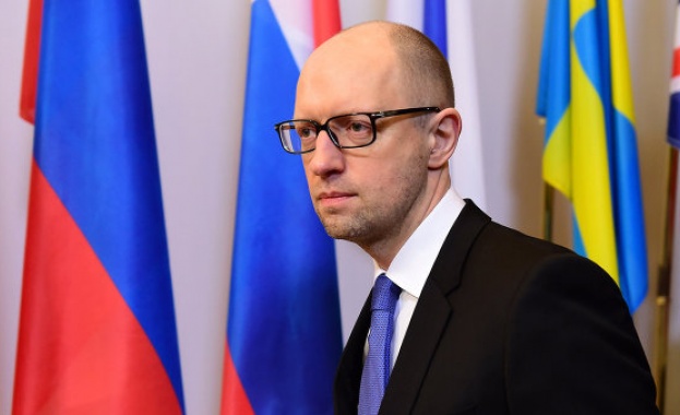 Яценюк: Украйна не може да обслужва дълга, натрупан за последните три години