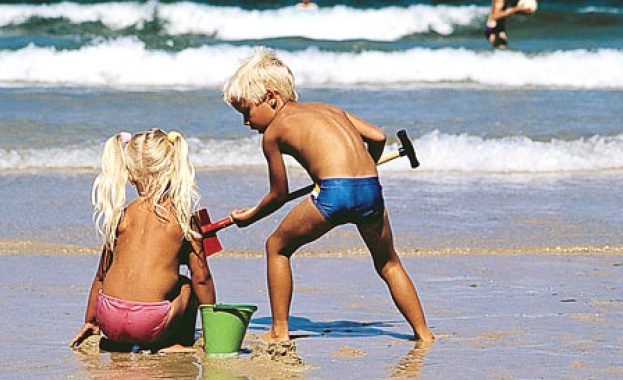 Майки в ужас - педофил снима децата им на плажа