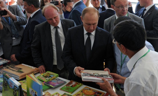 Путин обеща $1 млн. от личния си фонд в подкрепа на детската литература