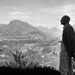 Не, на този смешен свят не бива да му се отдава почитта да бъде приеман сериозно